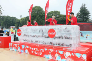 朝日奈央･JOY ･ユージ、巨大な氷の塊を割って「コカ･コーラ」を取り出す アイスブレイクチャレンジ体験！（2019年7月21日、としまえんにて）