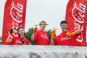 朝日奈央・JOY ・ユージ、巨大な氷の塊を割って「コカ・コーラ」を取り出す アイスブレイクチャレンジ体験!(2019年7月21日、としまえんにて)