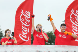 朝日奈央・JOY ・ユージ、巨大な氷の塊を割って「コカ・コーラ」を取り出す アイスブレイクチャレンジ体験!(2019年7月21日、としまえんにて)