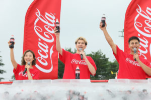 朝日奈央･JOY ･ユージ、巨大な氷の塊を割って「コカ･コーラ」を取り出す アイスブレイクチャレンジ体験！（2019年7月21日、としまえんにて）