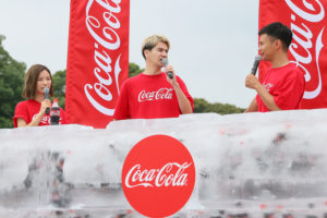 朝日奈央・JOY ・ユージ、巨大な氷の塊を割って「コカ・コーラ」を取り出す アイスブレイクチャレンジ体験!(2019年7月21日、としまえんにて)