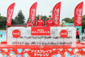 朝日奈央・JOY ・ユージ、巨大な氷の塊を割って「コカ・コーラ」を取り出す アイスブレイクチャレンジ体験!(2019年7月21日、としまえんにて)
