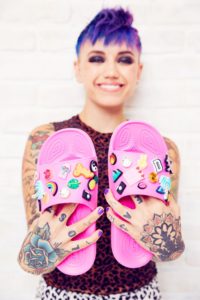 クロックス・Classicシリーズ初となるスライドがJibbitz™ charmでカスタマイズ可能に