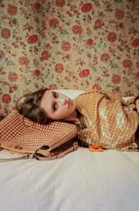 Iris Law（アイリス・ロウ）／フェンディ、#FendiPeekabooプロジェクト