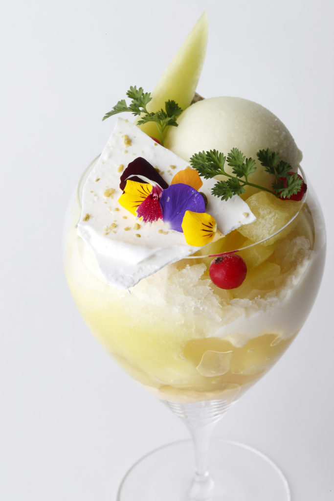 【エンポリオ アルマーニ カフェ青山】6 月のパフェは「旬のメロンたっぷりのラグジュアリーパフェ」