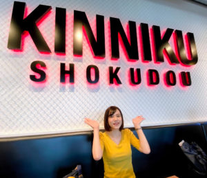 青木菜奈／東京都渋谷の筋肉食堂 RAYARD MIYASHITA PARK店にて（2020年8月8日）撮影：(C)ACTRESS