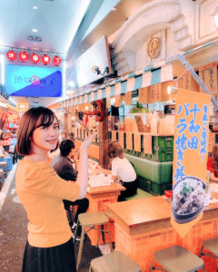 青木菜奈／東京都渋谷の RAYARD MIYASHITA PARK内東北食市にて（2020年8月8日）撮影：(C)ACTRESS