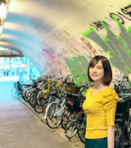 青木菜奈／東京都渋谷の 宮下公園自転車駐車場のトンネルにて（2020年8月8日）撮影：(C)ACTRESS