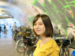 青木菜奈／東京都渋谷の 宮下公園自転車駐車場のトンネルにて（2020年8月8日）撮影：(C)ACTRESS