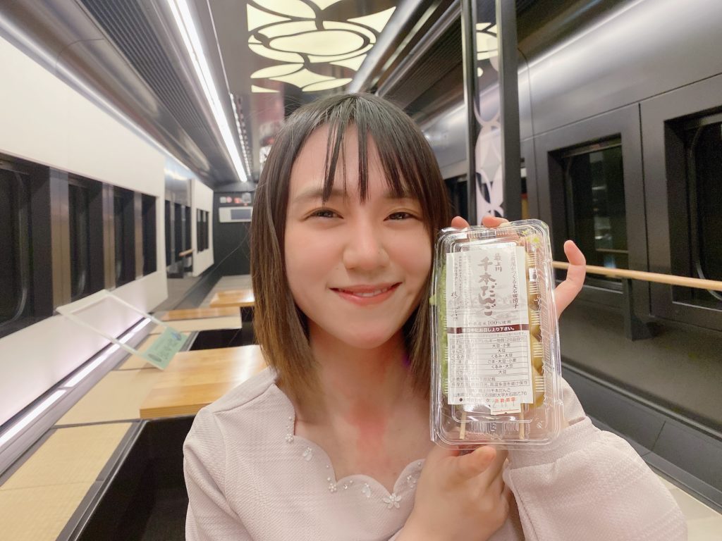 青木菜奈(あおき・なな)千本団子を持って/2020年11月1日、リゾート新幹線「とれいゆつばさ」にて.(C)ACTRESS.撮影